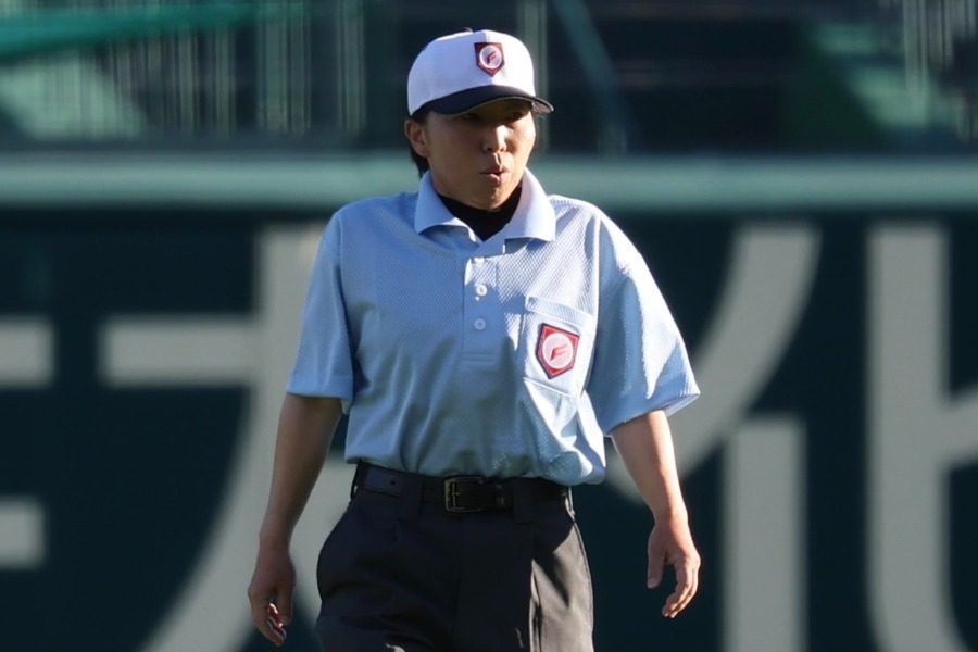 甲子園球場のグラウンドを歩く審判服姿の森田真紀さん