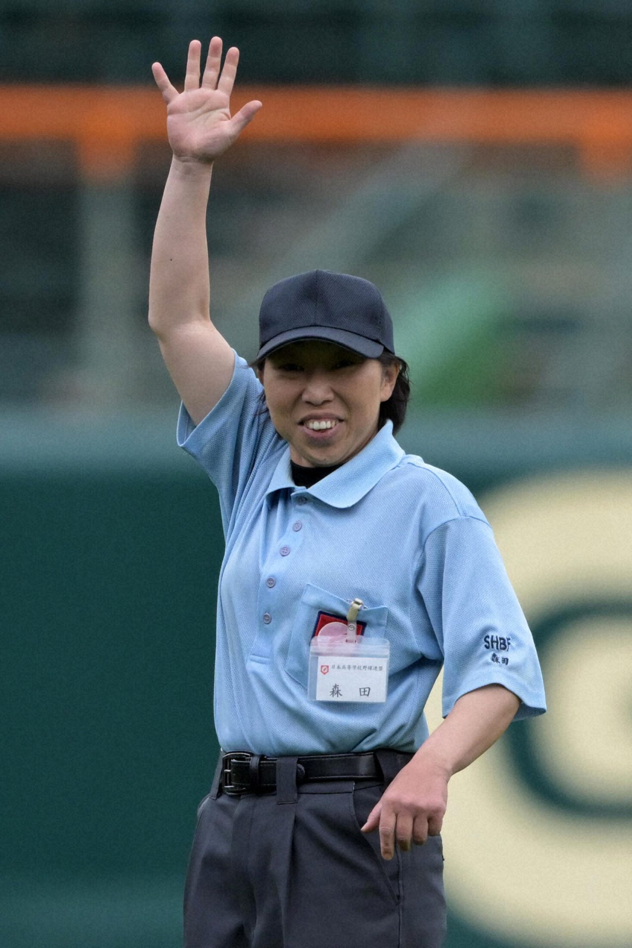 審判服姿で笑顔を見せる森田真紀さんのポートレート