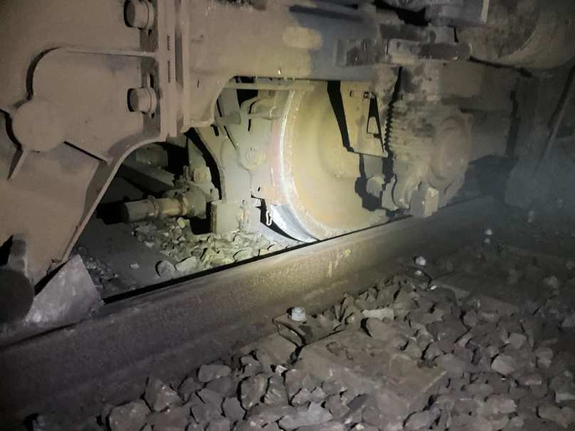 脱線した車両の台車部分