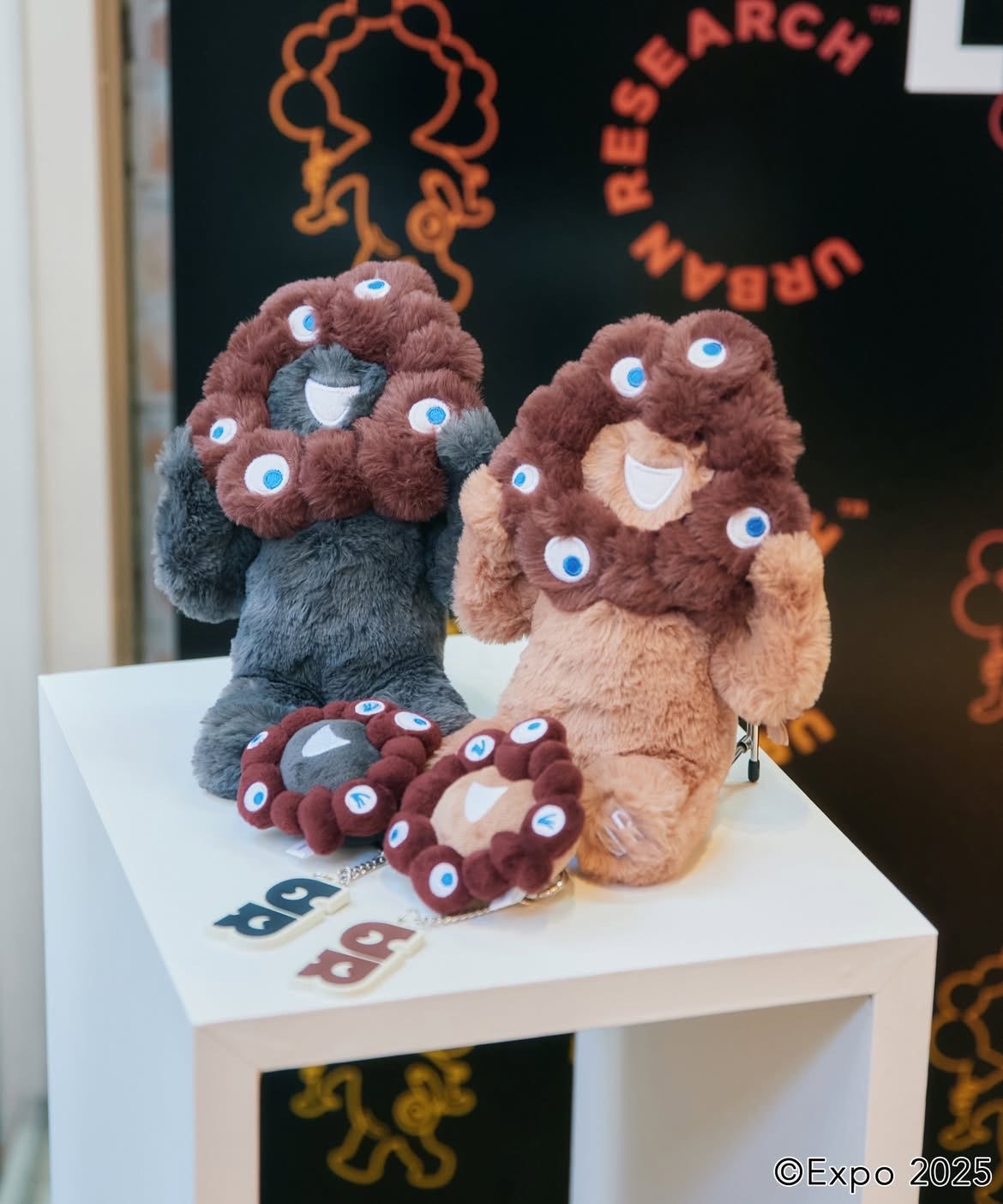 ミャクミャク×URBAN RESEARCH ローンチイベントで展示されたソフトトイとフェイスチャーム