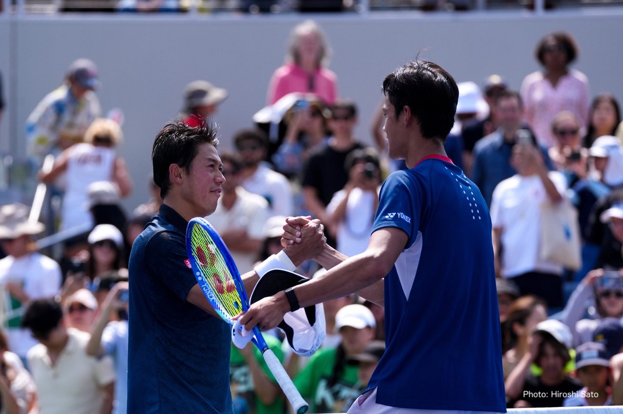 全米オープン予選決勝で対戦した錦織圭と坂本怜が握手する様子