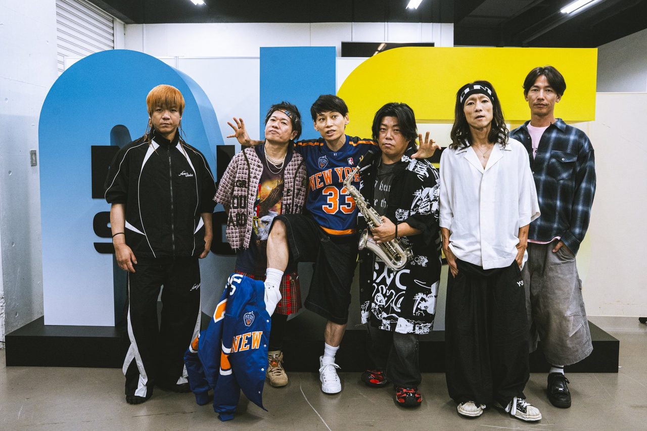NUMBER SHOT 2026 UVERworldメンバーのバックステージ集合写真