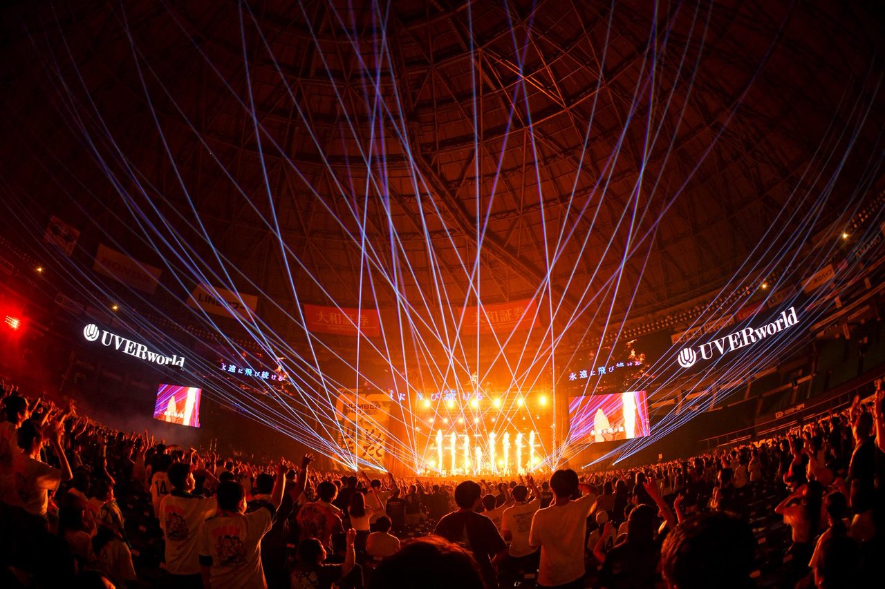 NUMBER SHOT 2026 UVERworld ライブのレーザー演出とドーム会場の観客