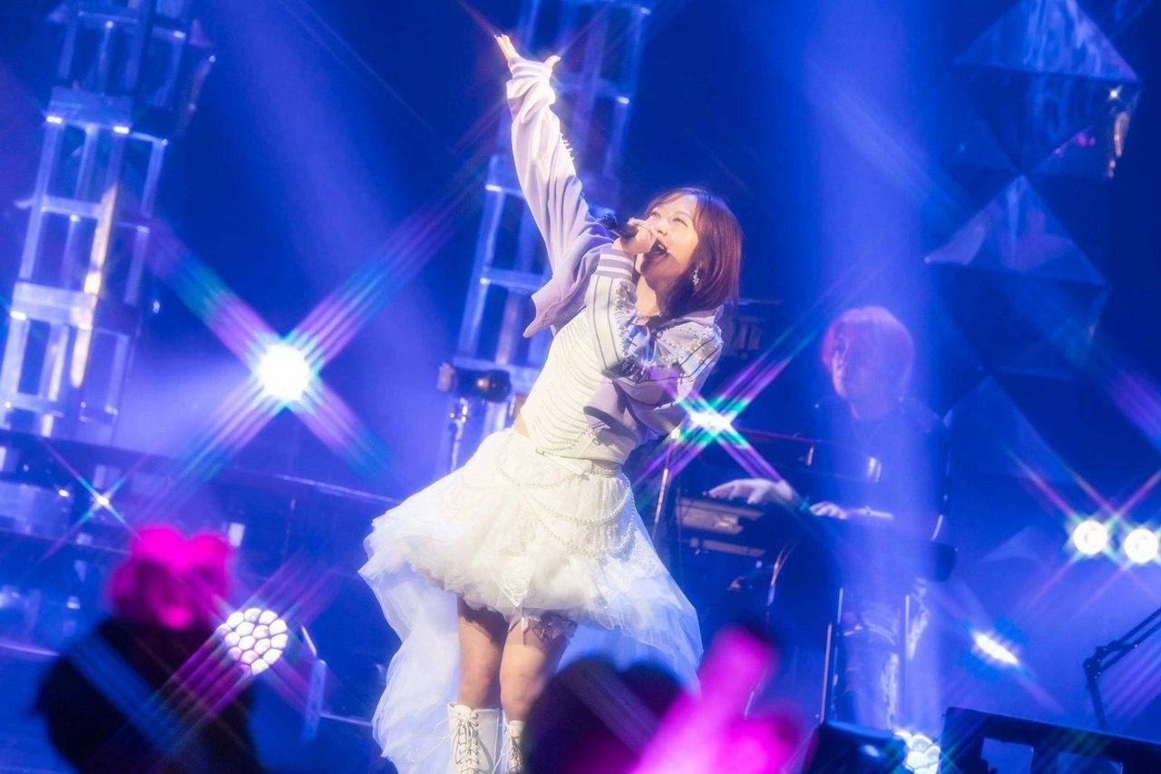 小田さくら さくらのしらべFINALで生バンドをバックに歌う様子
