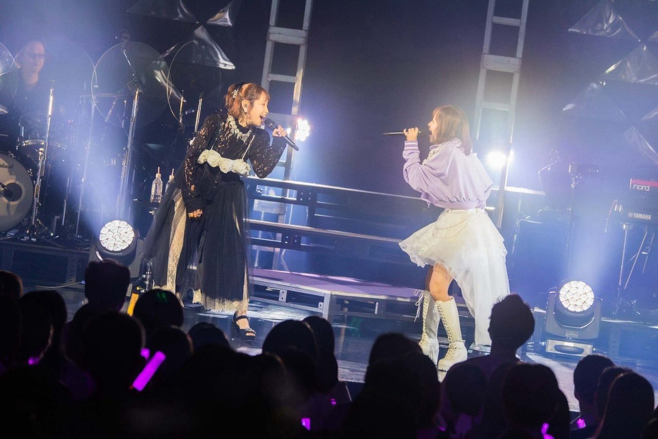 小田さくらと高橋愛がデュエットで歌う「43℃」のステージ写真