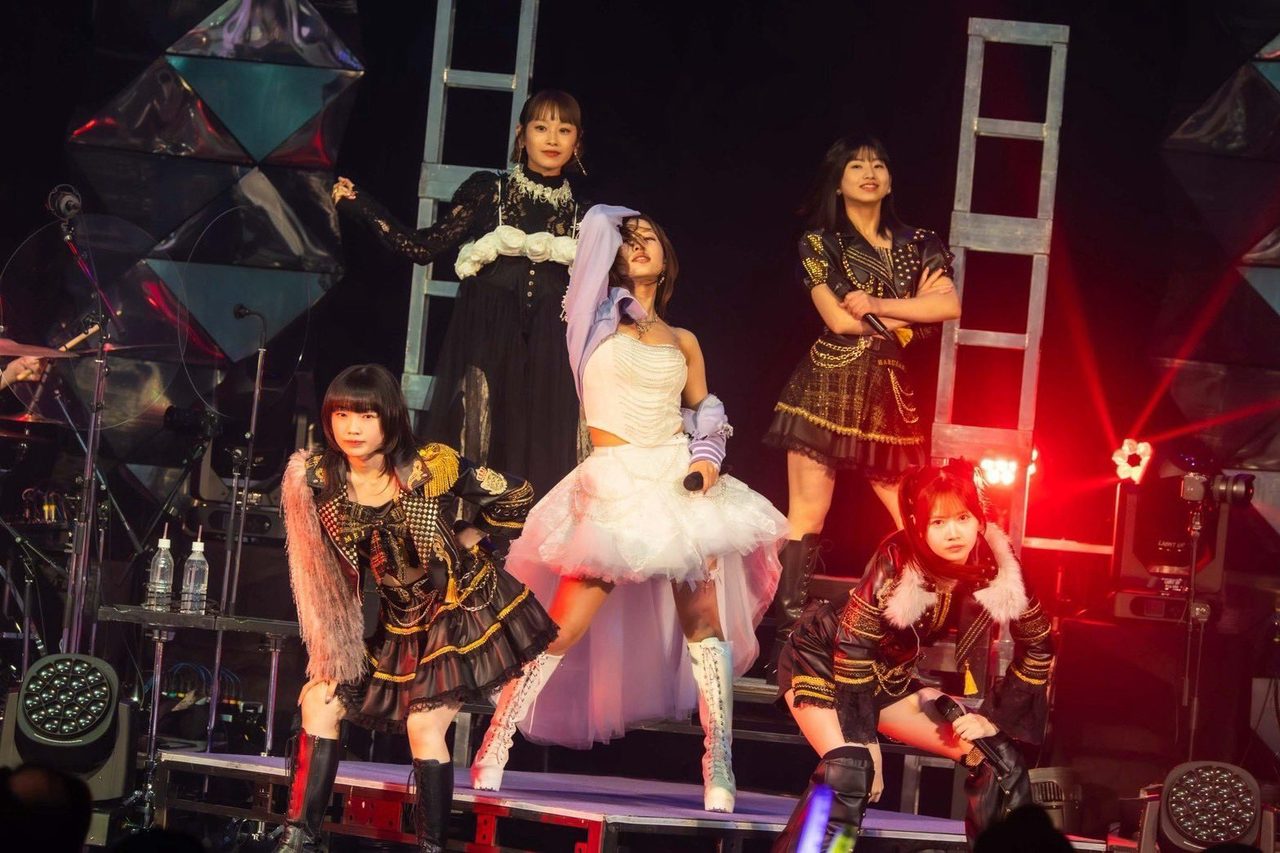 小田さくらと高橋愛・岡村ほまれ・山﨑愛生・井上春華のゲスト5人がステージに立つ様子