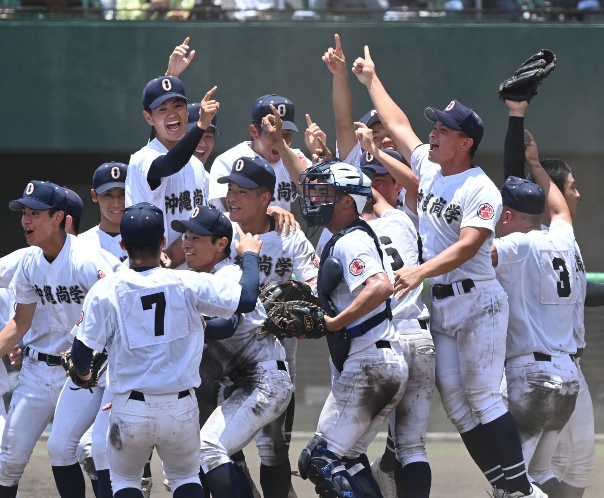 沖縄尚学が沖縄大会優勝を喜ぶ選手たち