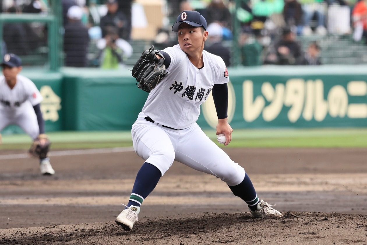 沖縄尚学の投手が甲子園のマウンドで投球する様子