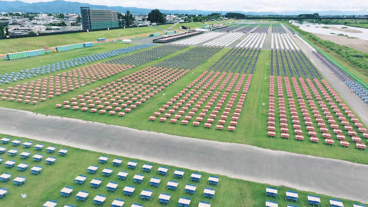 大曲の花火 会場に整然と並ぶ有料観覧席