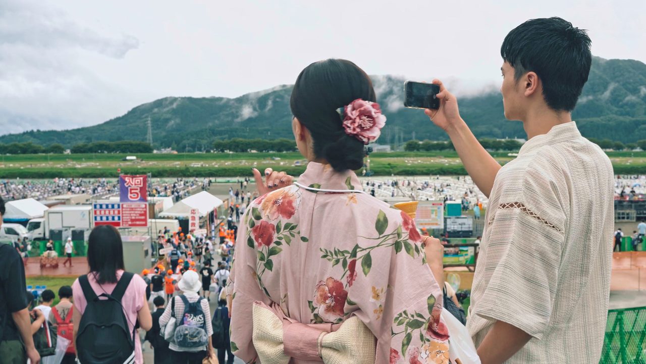 大曲の花火 浴衣姿で会場を訪れる来場者