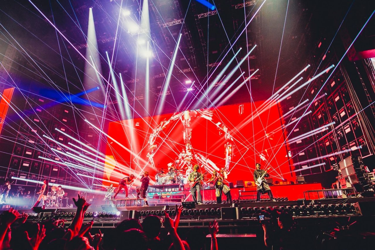 ONE OK ROCKライブステージの様子 レーザー演出と平和のマークのモチーフ