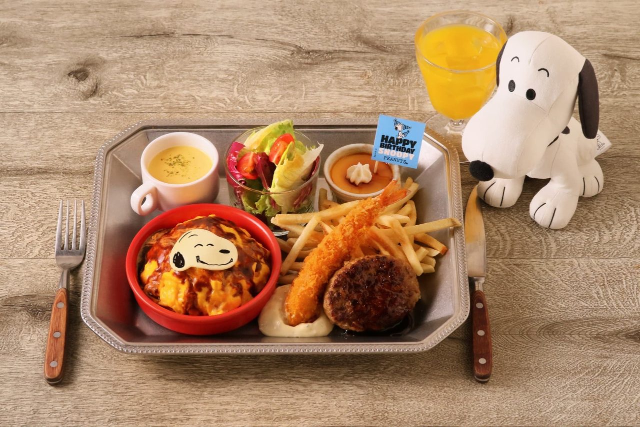 PEANUTS Caféのバースデーフェア限定プレートメニューとスヌーピーのぬいぐるみ