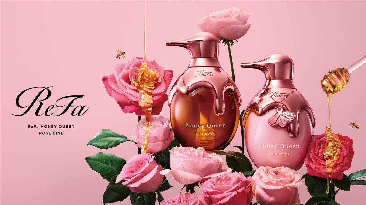 ReFa HONEY QUEEN ROSE LINE シャンプー・トリートメント・アウトバストリートメントのボトルとローズ