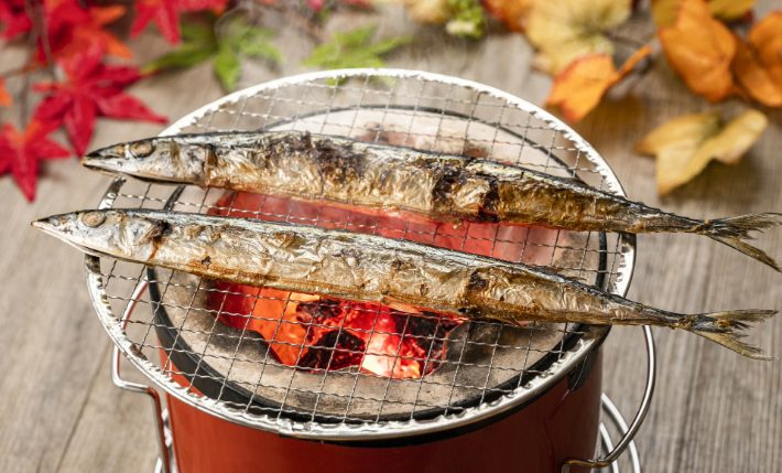炭火で焼いたサンマ
