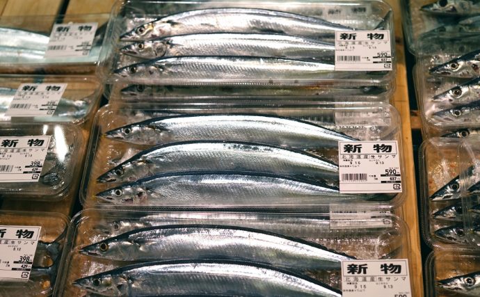 スーパーの鮮魚売り場に並ぶサンマと価格表示