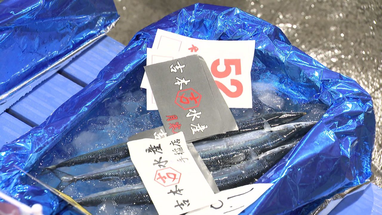 競り札がついたサンマの入った箱(札幌市中央卸売市場)