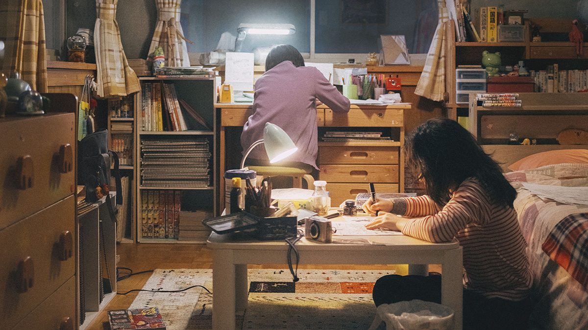 実写映画『ルックバック』場面写真 漫画を描く2人