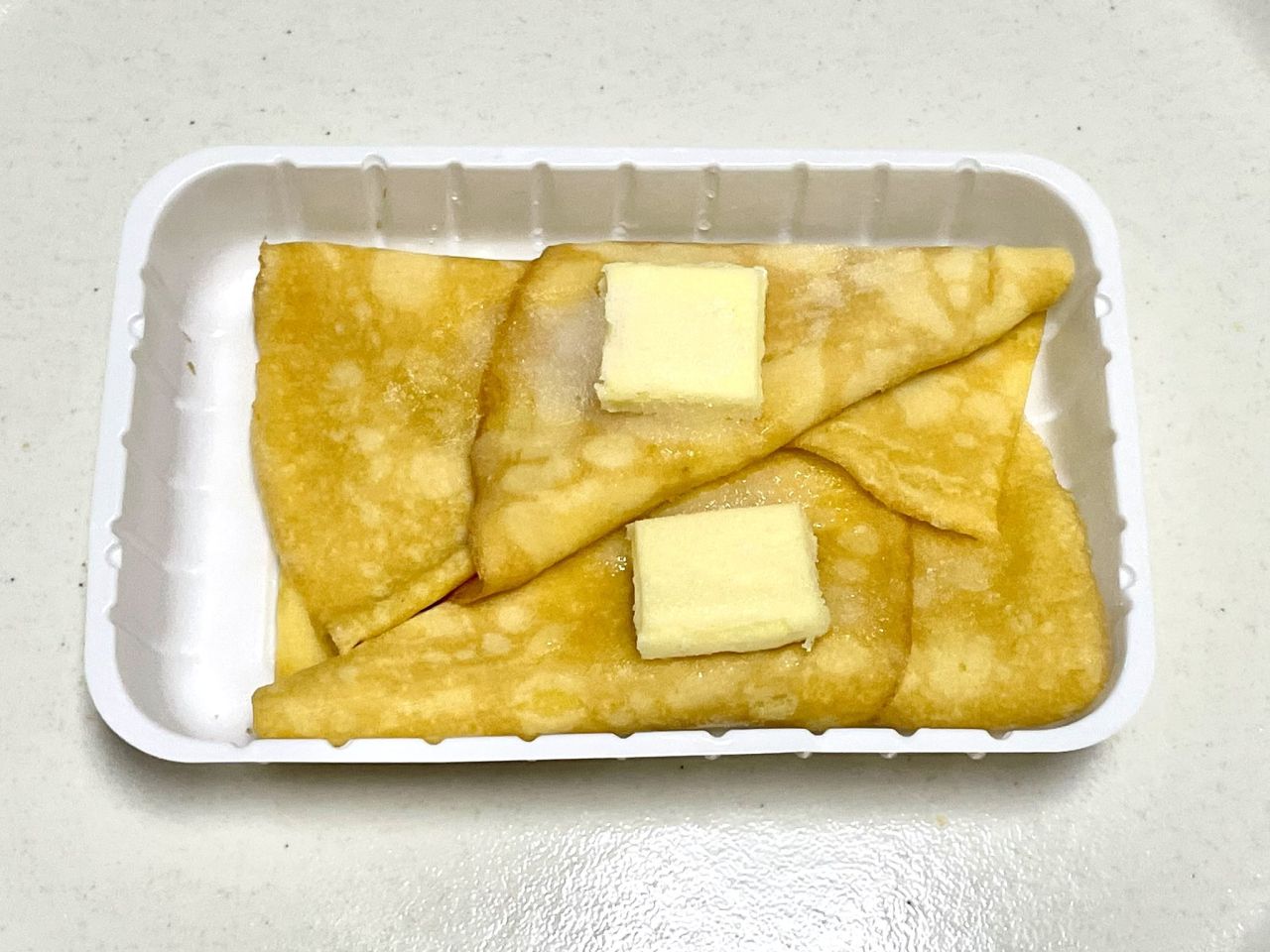 セブンのシュガーバタークレープ 加熱前の冷凍状態