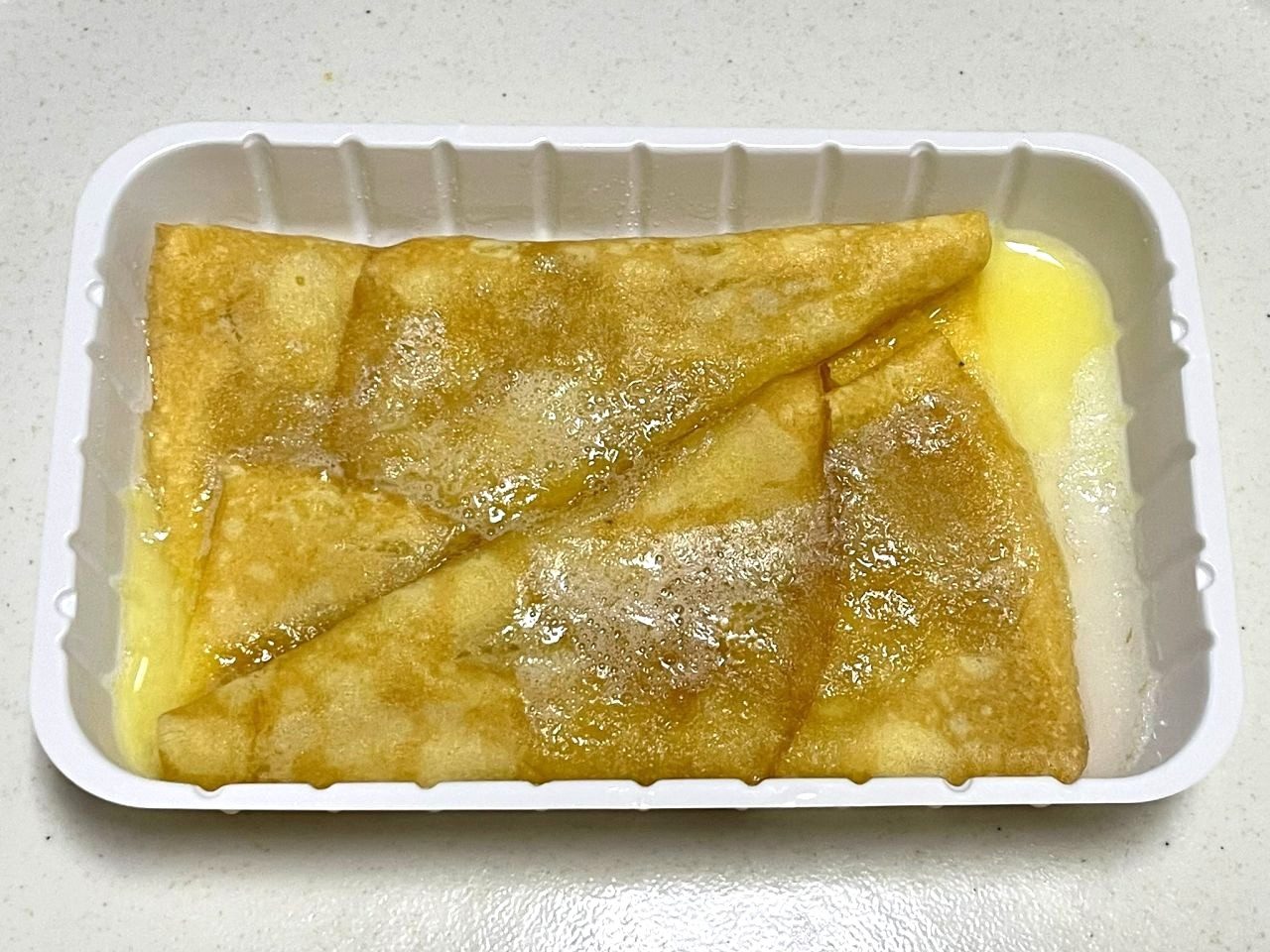 セブンのシュガーバタークレープ レンジで加熱後のバターが溶けた状態