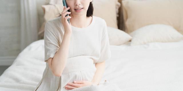出産費用無償化の制度変更を確認する妊婦のイメージ