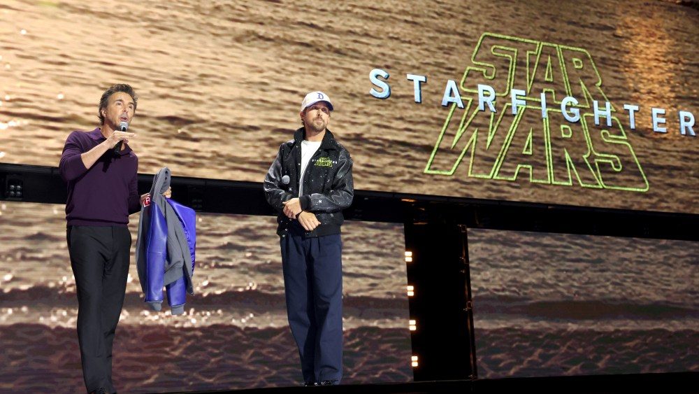 D23 2026のステージでスター・ウォーズ スターファイターを発表するショーン・レヴィ監督とライアン・ゴズリング