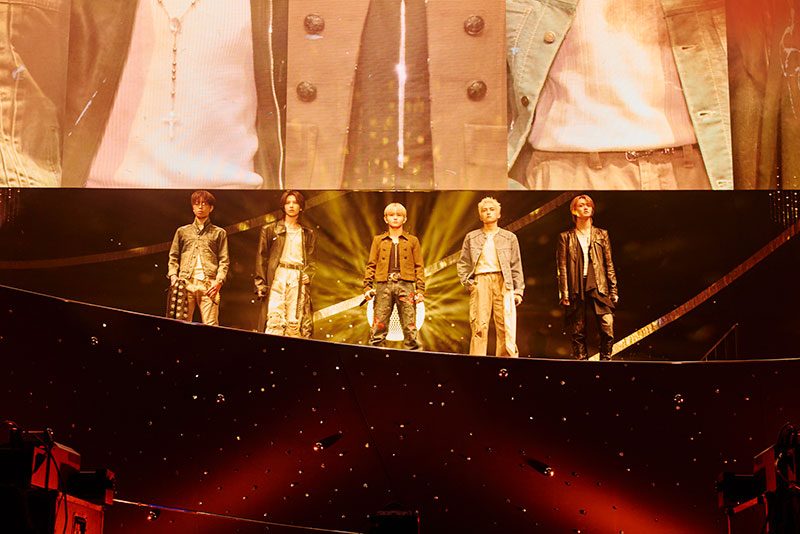 STARGLOWメンバー5人のステージ写真
