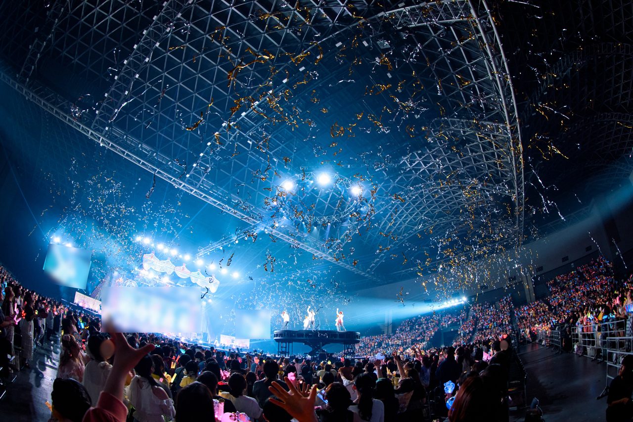 すとぷり東京公演のアンコールで紙吹雪が舞う会場の様子