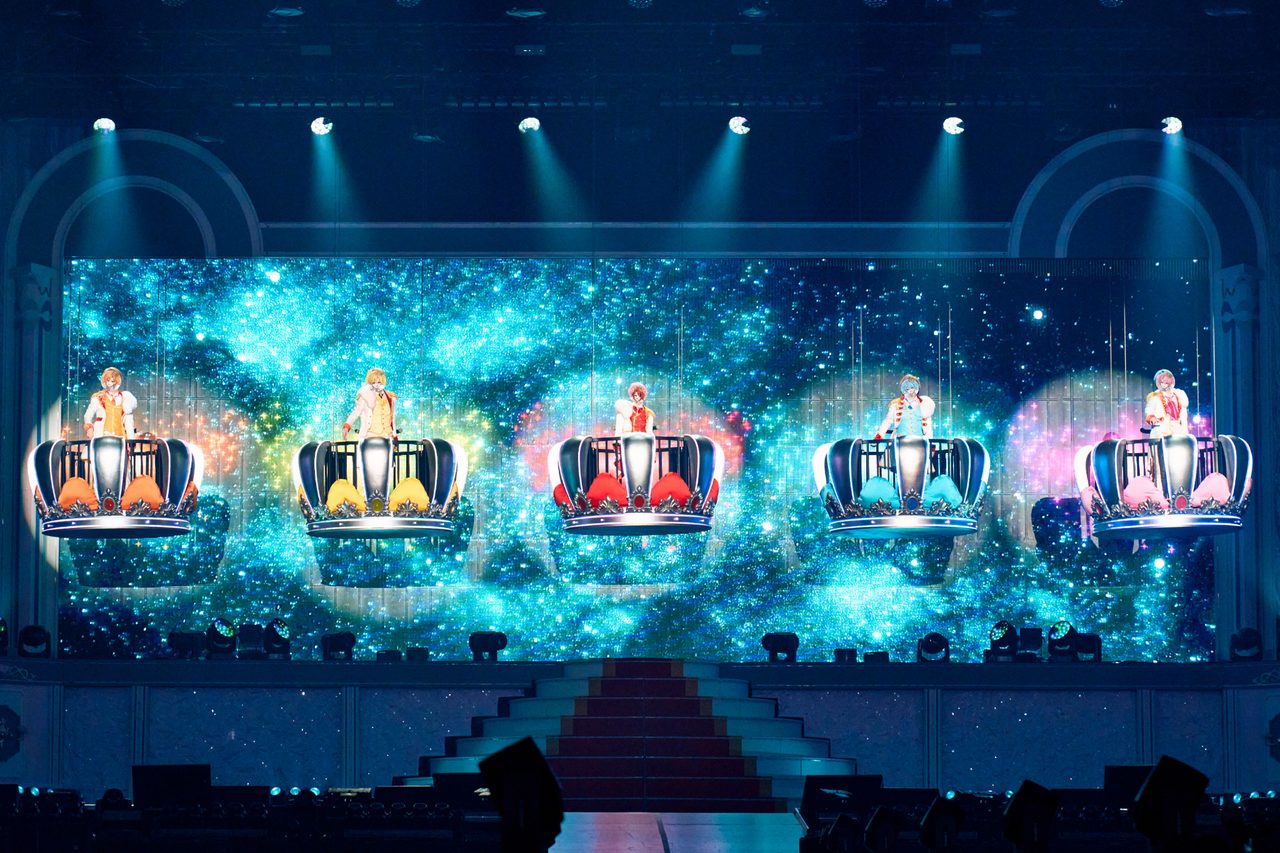 すとぷりメンバー5人がゴンドラに乗って登場する演出