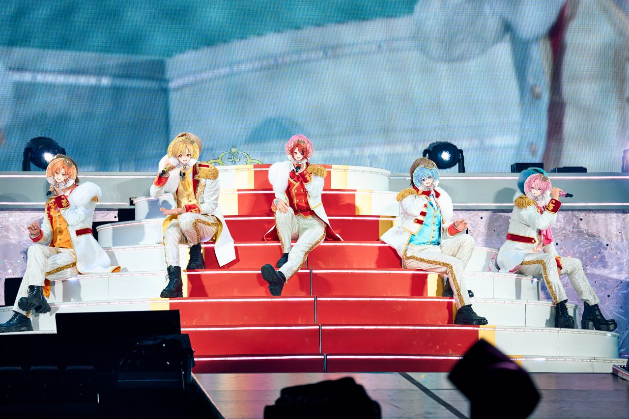 すとぷりメンバー5人がステージ中央の階段状セットで歌唱するシーン