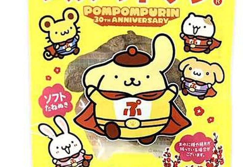 スッパイマンのコスチュームを着たポムポムプリンと仲間たち