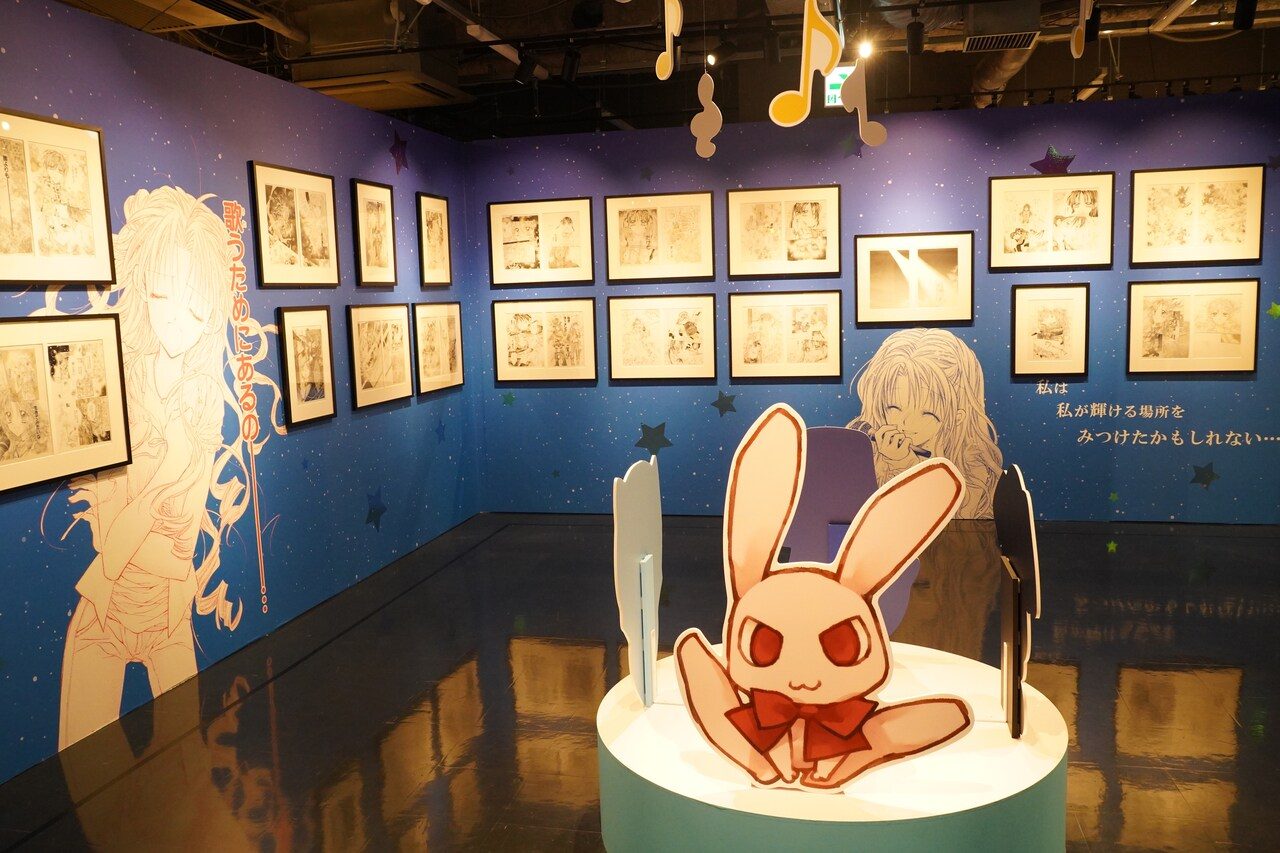 種村有菜30周年記念展の会場内、原画パネルとキャラクターの装飾展示