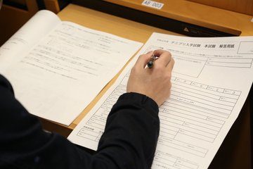 新テニスの王子様 過去の試験問題に取り組む様子