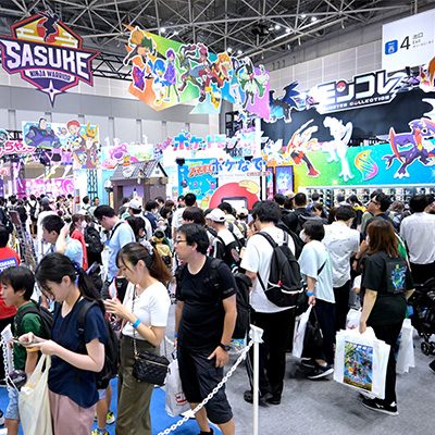 TOKYOおもちゃショーのポケモン関連ブースに集まる来場者