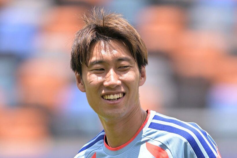 日本代表の一員としてトレーニングウェアを着る鎌田大地選手