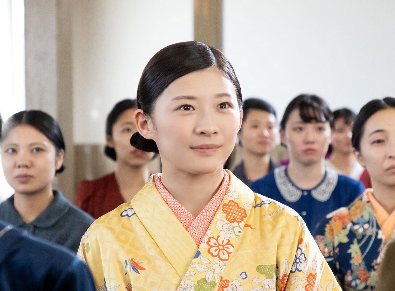 ドラマ版虎に翼の一場面、着物姿の寅子が仲間たちとともに法廷らしき場所に並ぶ