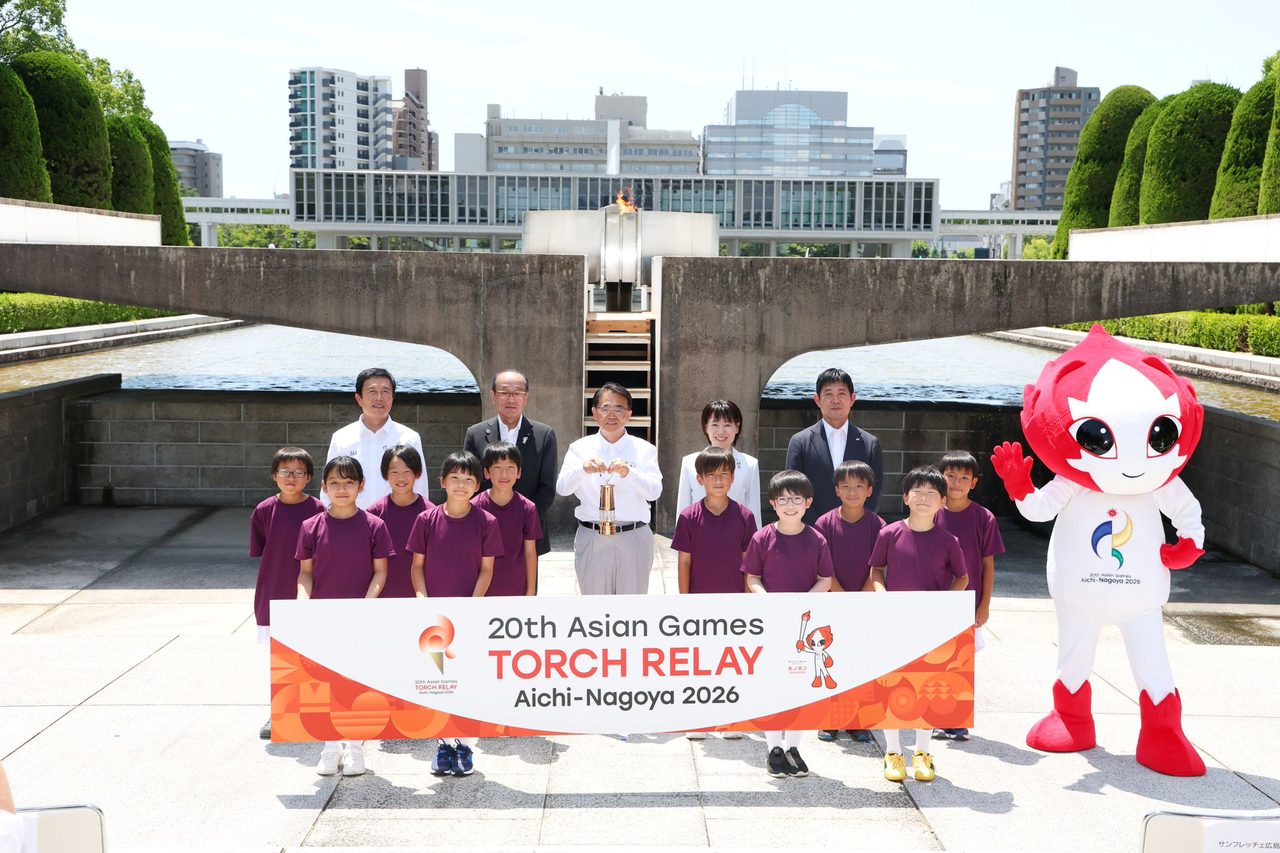 アジア大会聖火リレー 広島平和記念公園でトーチを掲げる子どもたちとマスコット