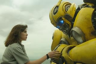 映画バンブルビーのワンシーン、黄色いトランスフォーマーと女性