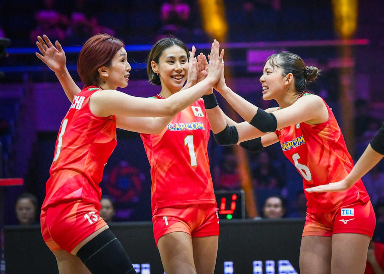 バレーボール女子アジア選手権2026 3位決定戦でハイタッチする日本代表選手たち