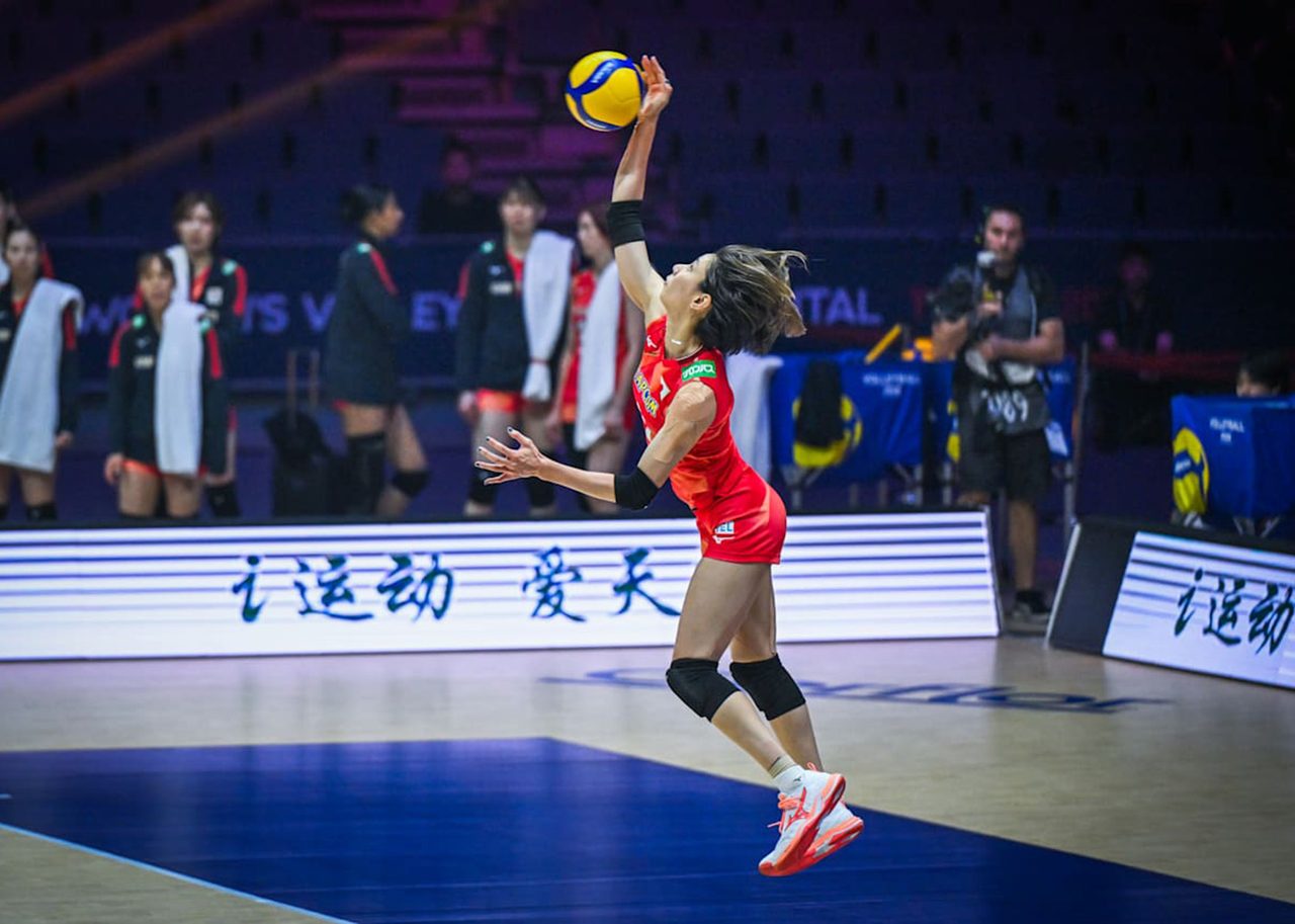 バレーボール女子アジア選手権2026 3位決定戦でサーブを打つ日本代表選手