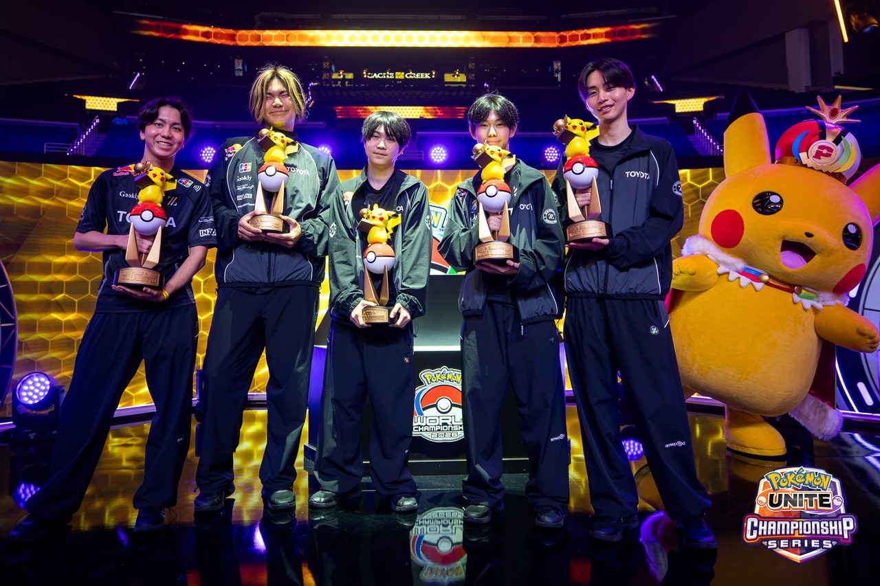 ポケモンユナイト部門で優勝したZETA DIVISIONのメンバー