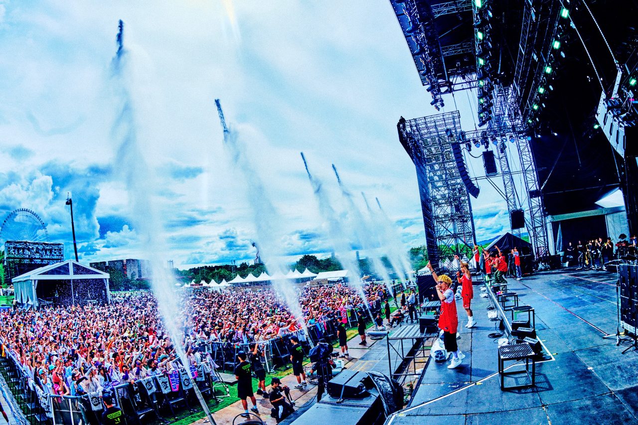 SUMMER SONIC 2026大阪会場で放水演出とともに盛り上がる観客とWEST.のステージ
