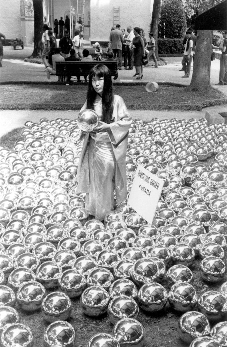 1966年ヴェネチア・ビエンナーレでのナルシスの庭パフォーマンスの草間彌生さん