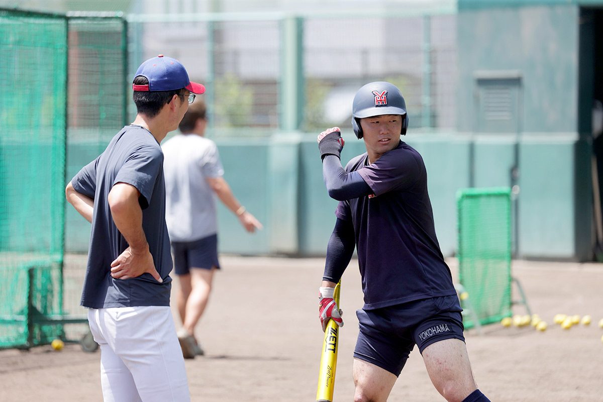 バッティング練習を行う横浜・江坂佳史選手