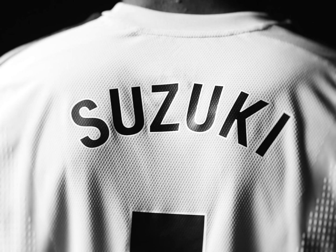 アストン・ヴィラのユニフォーム背番号1にSUZUKIの名前