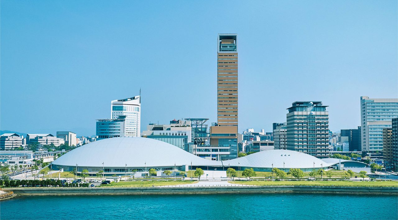 あなぶきアリーナ香川の外観(サンポート高松・瀬戸内海側から)