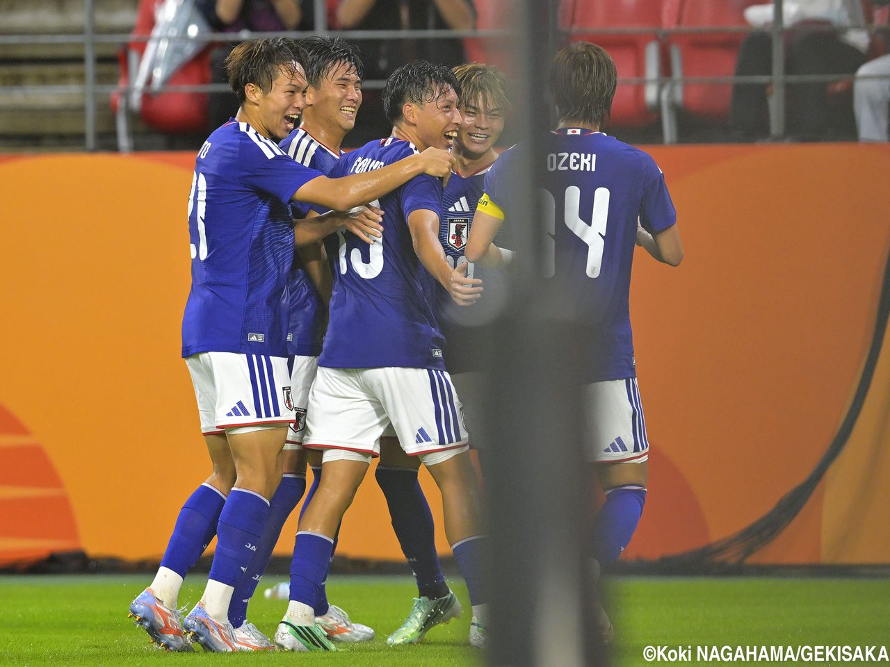アジア競技大会サッカー男子、ホンコン・チャイナ戦でゴールを喜ぶU-21日本代表の選手たち