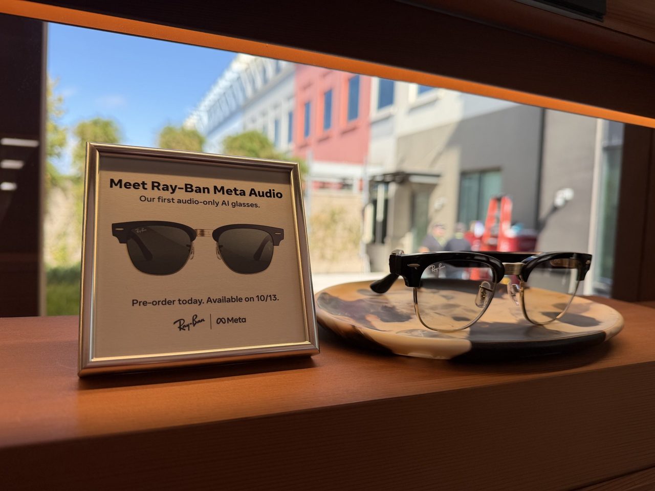 Ray-Ban Meta Audioの予約開始を案内する会場のサイネージ