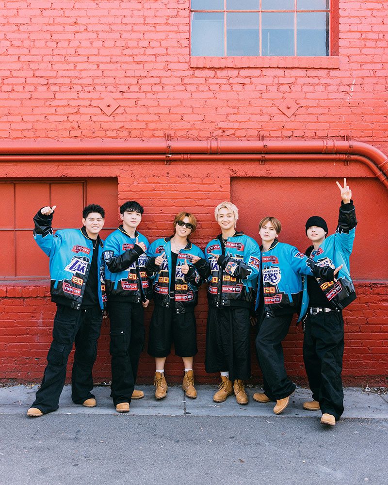 BE:FIRSTメンバー7人が並んで写るオフショット写真