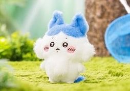 ちいかわ パラレルワールド ハチワレ？のミニマスコットを屋外で撮影した商品画像