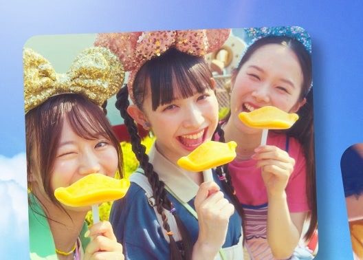 東京ディズニーランドを楽しむ学生グループ